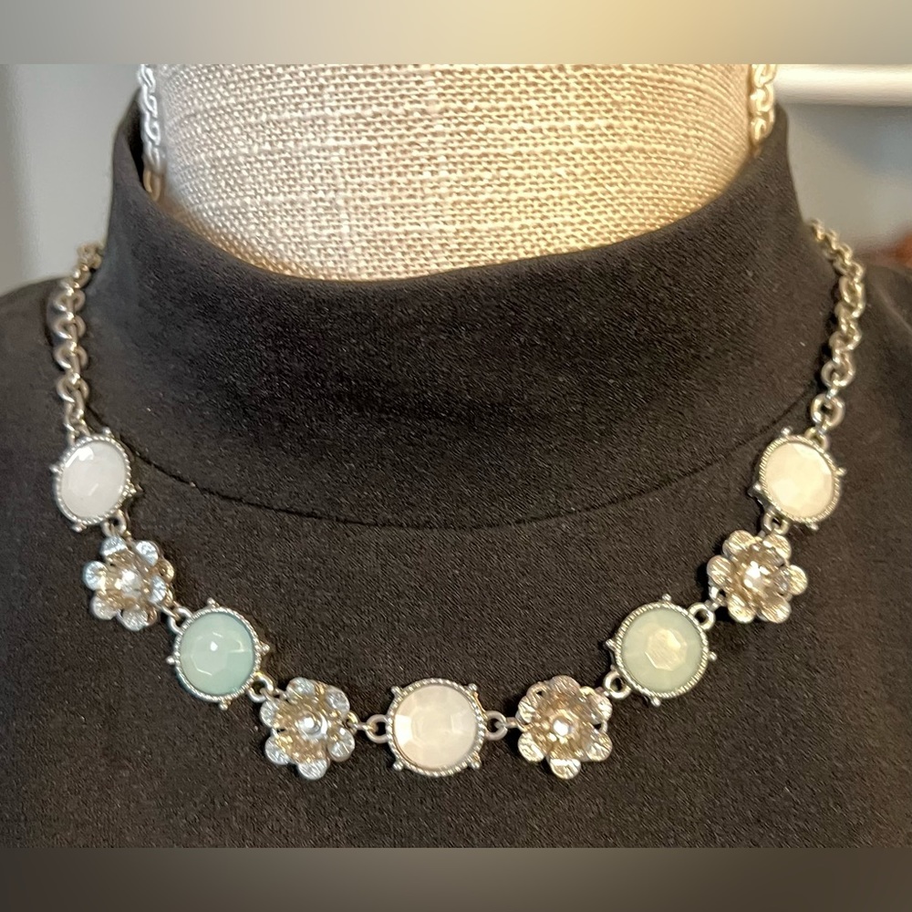 Vintage Opalescent White & Mint Green/Blue Gemstones w/Metal Flower Necklace - Picture 6 of 7
